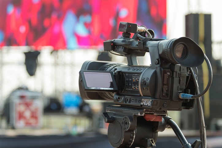 What are the best tools for broadcasting live video online feat